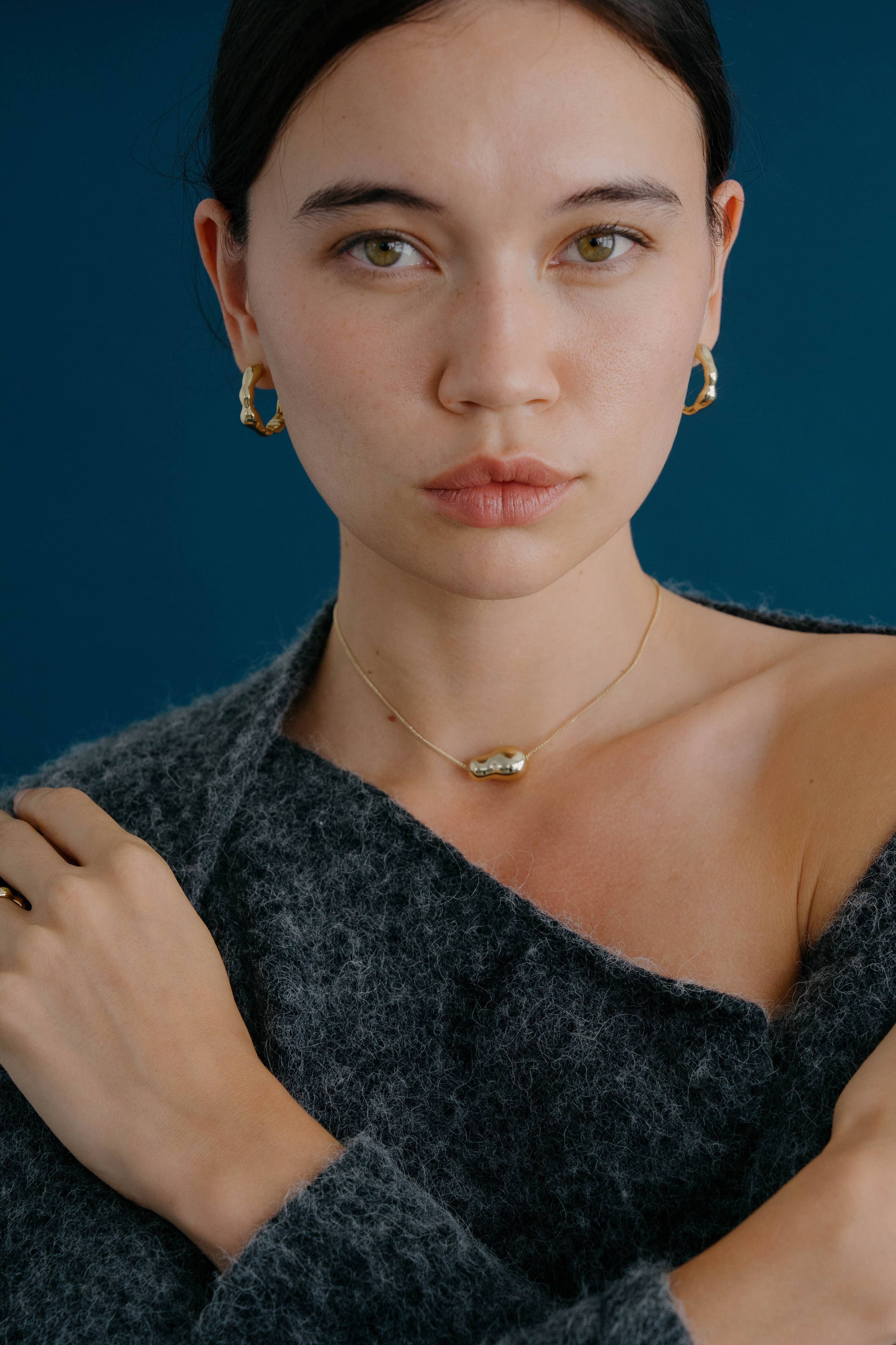 Lara Hoops, Medium