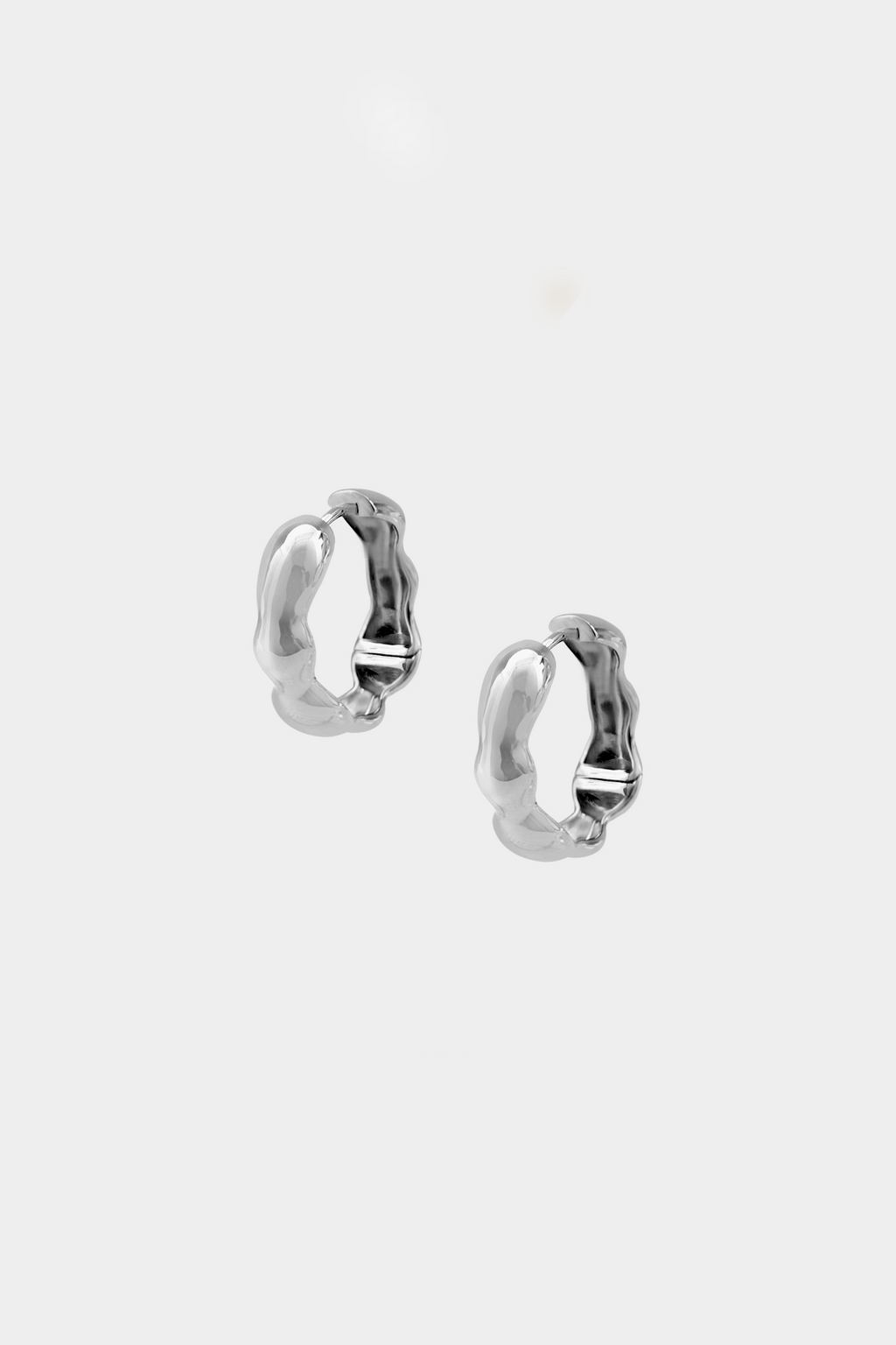 Lara Hoops, Medium