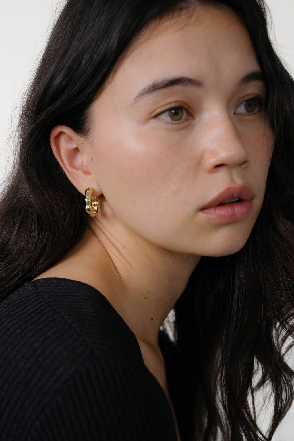 Lara Hoops, Medium