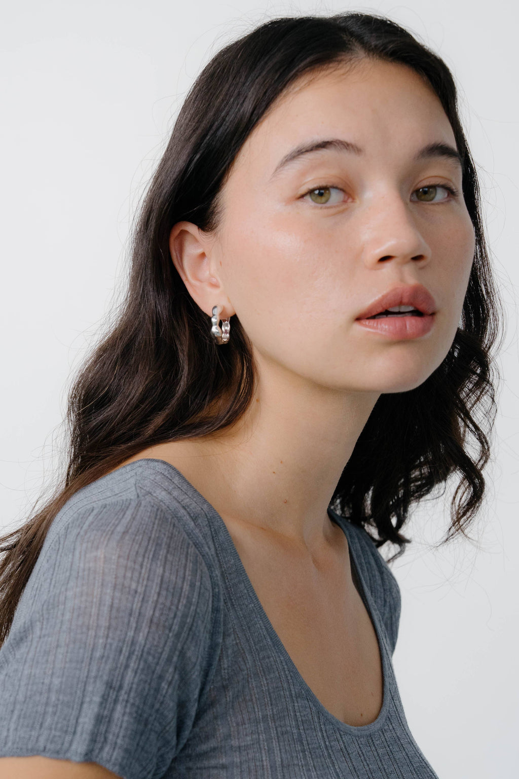 Lara Hoops, Medium