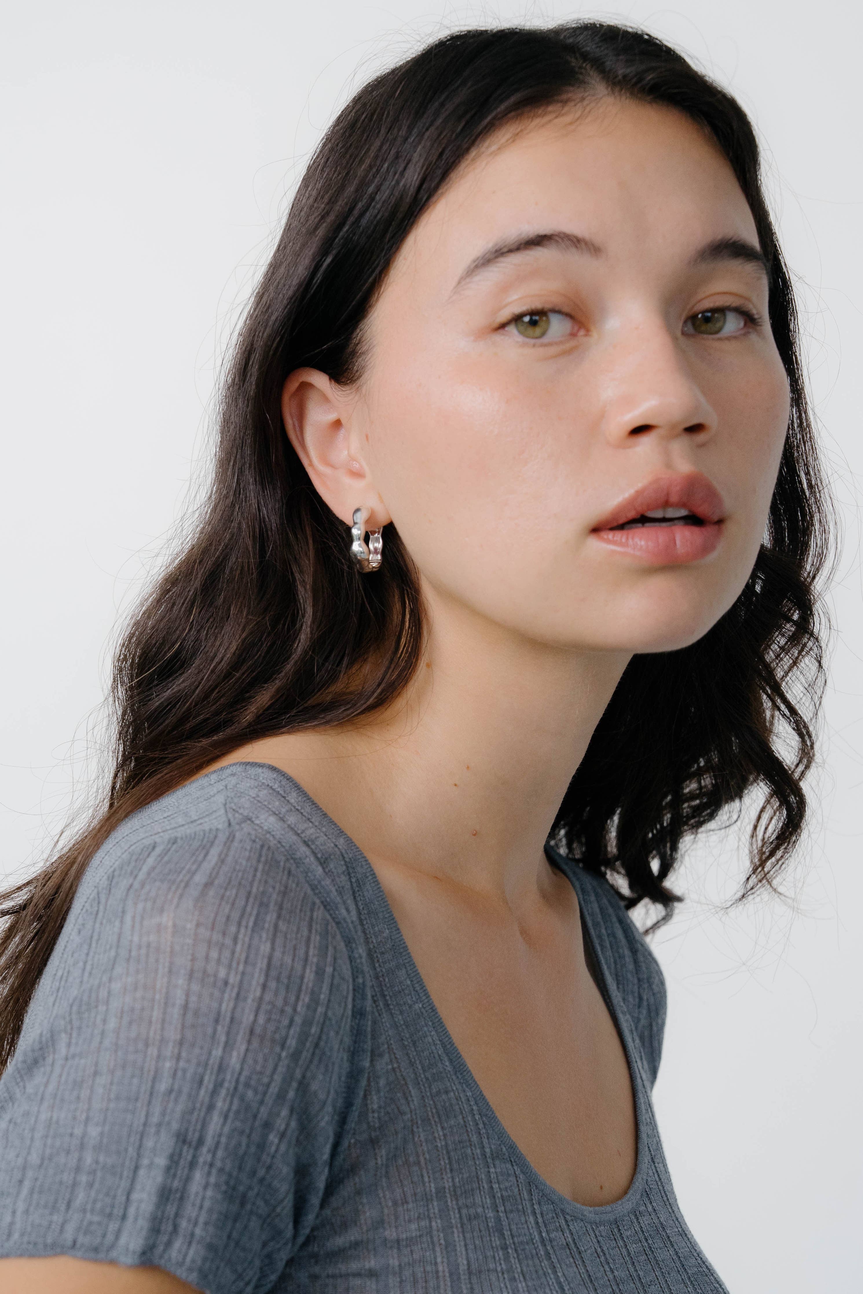 Lara Hoops, Medium