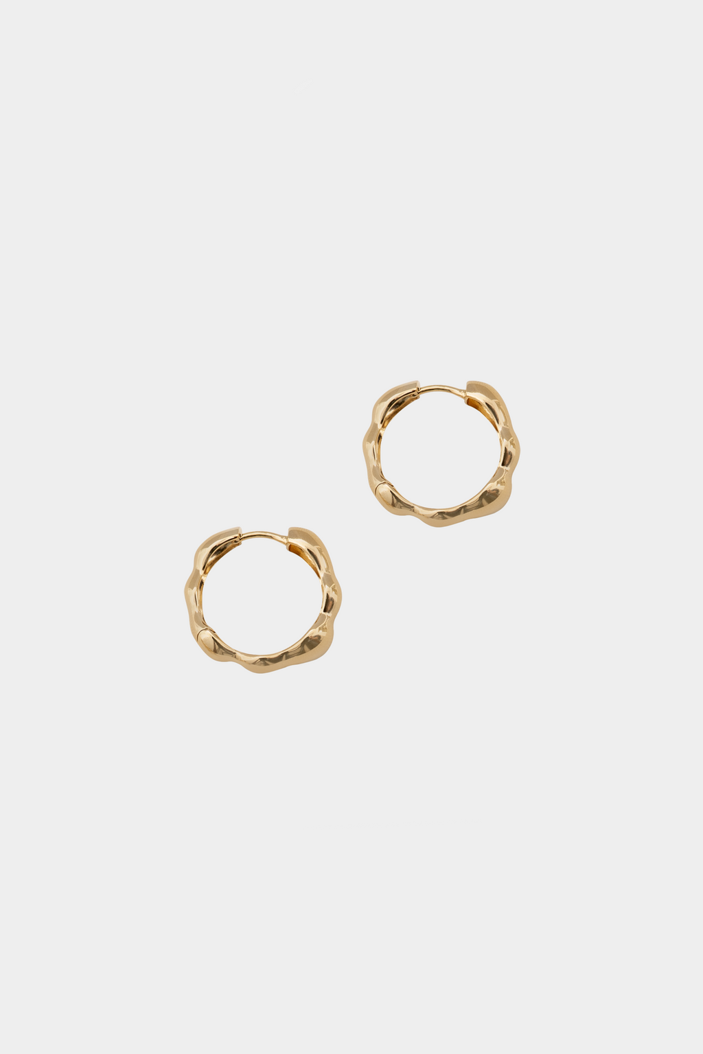Lara Hoops, Medium