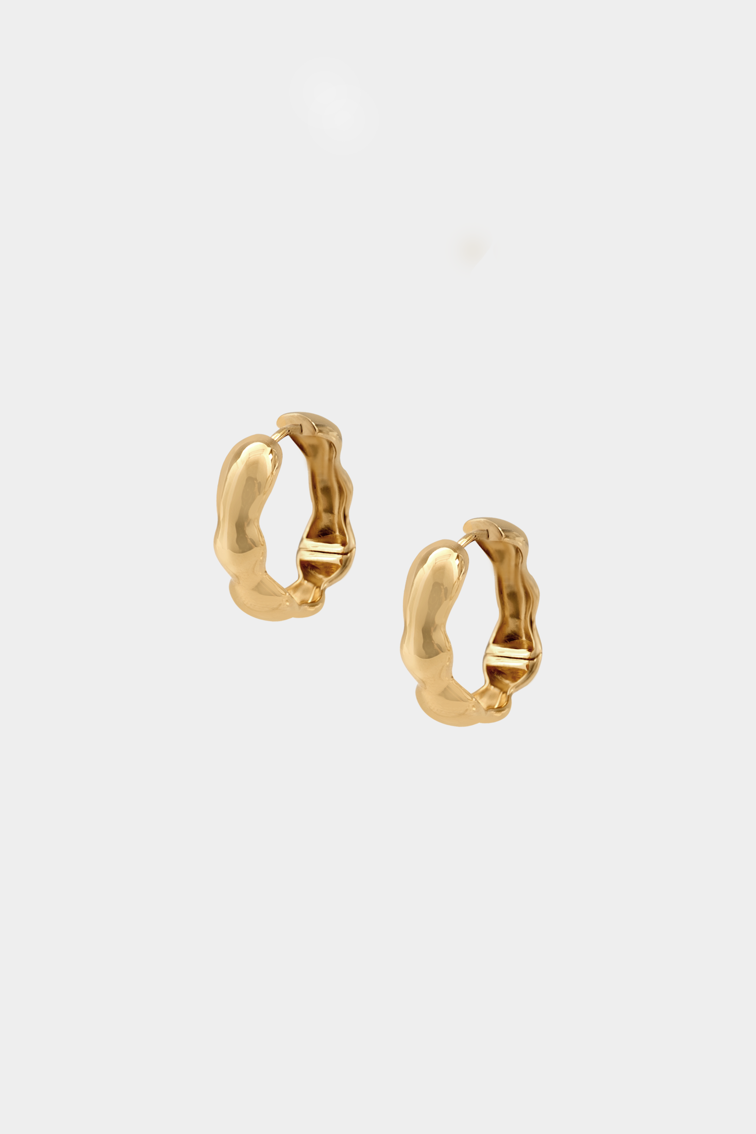 Lara Hoops, Medium