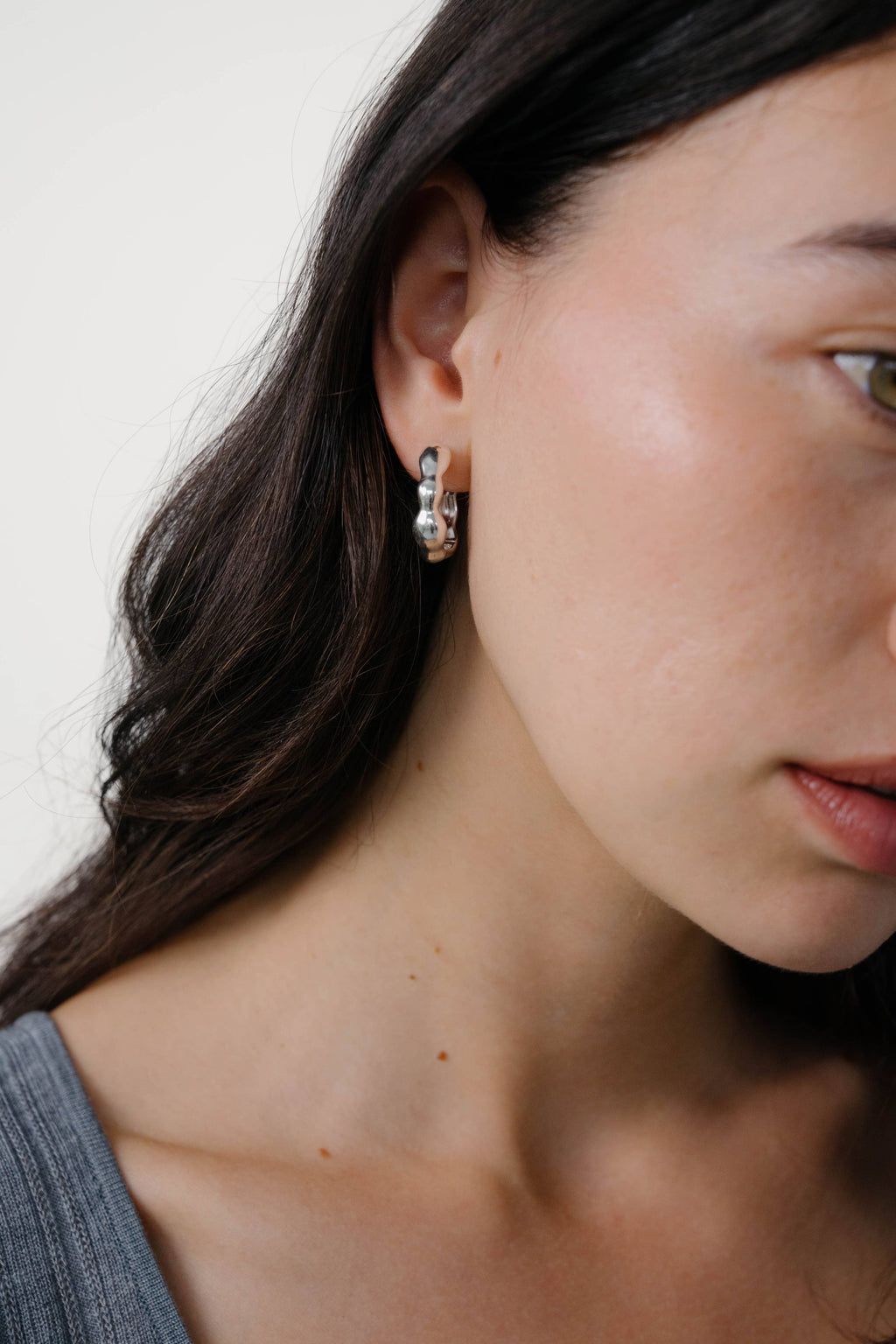 Lara Hoops, Medium