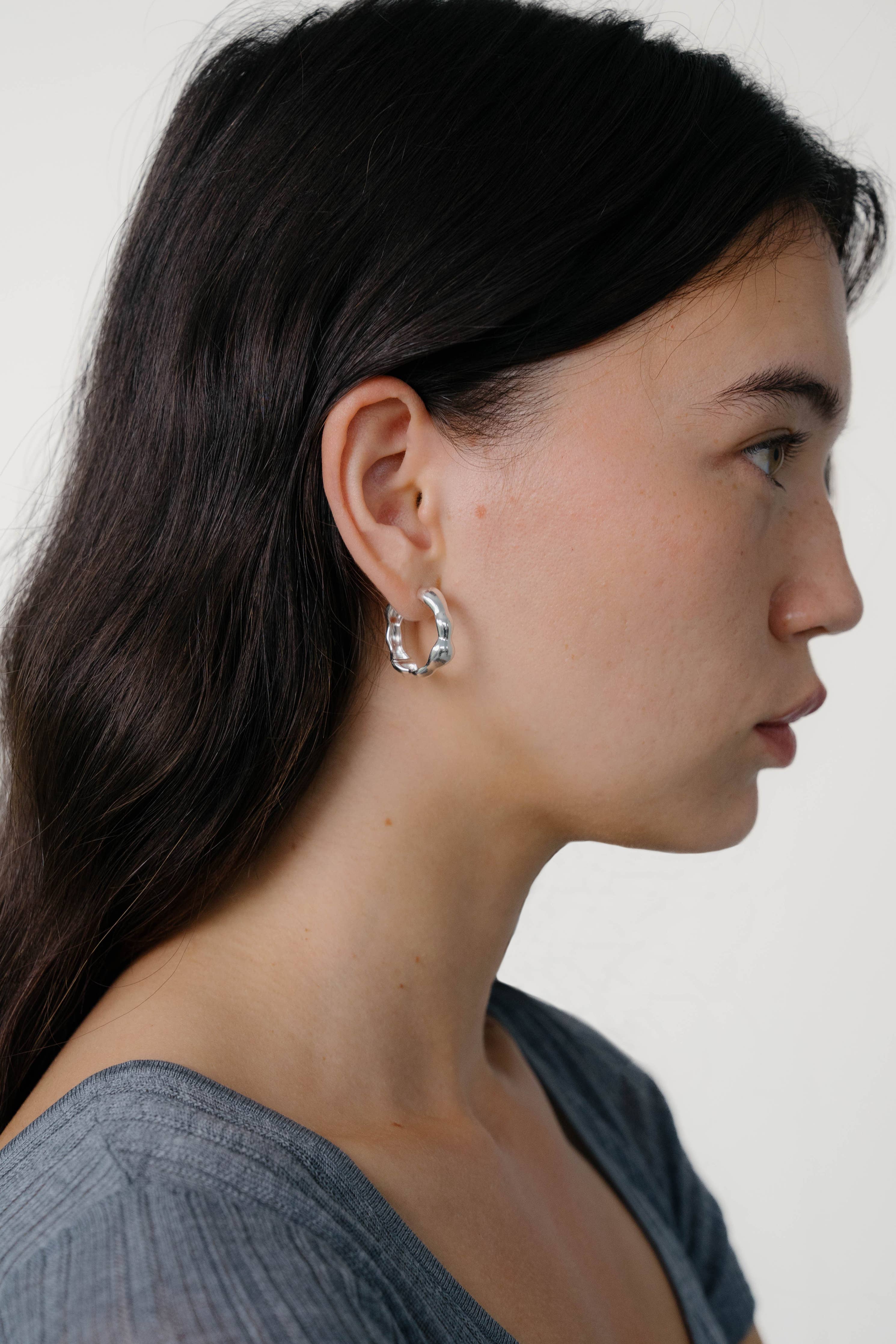 Lara Hoops, Medium